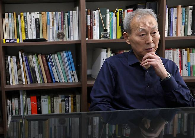 헌법재판관 출신 이석태 변호사가 2025년 4월21일 서울 강남구에 있는 사무실에서 한겨레21과 인터뷰하고 있다. 이종근 선임기자 root2@hani.co.kr