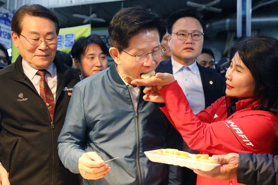 국민의힘 김문수 대선 후보가 4일 경기도 의정부제일시장을 방문해 반찬가게에서 계란말이를 먹어보고 있다. 연합뉴스