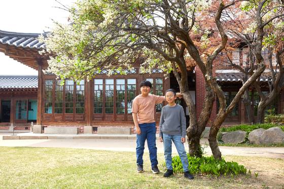 전통한옥과 달리 사랑채와 안채를 복도로 연결한 백인제가옥은 당시 혁신적인 시도를 한 가옥으로 평가받는다. 사랑채 정원을 둘러본 이시온(왼쪽)·이한호 학생기자.