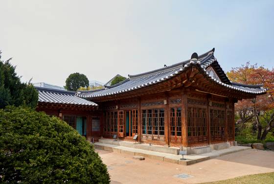 1910년대 사랑채에서는 남산 봉수대까지 탁 트인 경성 시내를 감상할 수 있었다. 사진은 사랑채 전경.