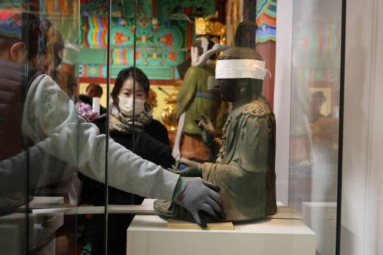 1378년 왜구에 약탈당했던 고려시대 금동관세음보살좌상이 647년 만인 지난 1월 24일 충남 서산 부석사로 옮겨져 처음으로 일반에 공개됐다. 불상은 10일 일본으로 반환될 예정이다. 연합뉴스