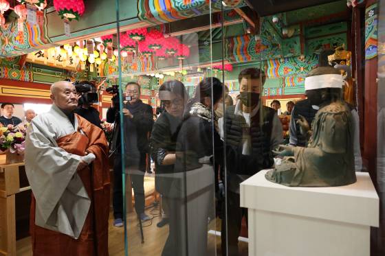 1378년 왜구에 약탈당했던 고려시대 금동관세음보살좌상이 647년 만인 지난 1월 24일 충남 서산 부석사로 옮겨져 처음으로 일반에 공개됐다. 불상은 10일 일본으로 반환될 예정이다. 연합뉴스