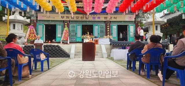▲ 천년고찰 건봉사 회주 법검 우송스님이 법어로 사부대중에게 부처님의 큰 뜻을 전하고 있다.