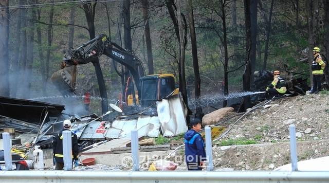 ▲ 5일 오전 9시 19분쯤 인제군 북면 용대리 노상 매점에서 불이 나 이날 오후 1시 6분쯤 꺼졌다.