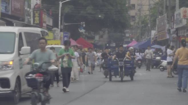 이른바 ‘쉬인촌’이라고 불리는 광저우 탕부둥촌의 한 거리. 공장 노동자들이 분주히 오가고 있다.