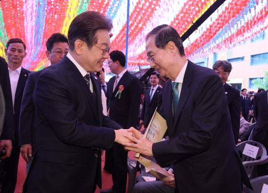 이재명 더불어민주당 대선후보와 한덕수 무소속 예비후보가 불기 2569(2025)년 부처님오신날을 맞은 5일 서울 종로구 조계사 대웅전 앞에서 열린 부처님 오신날 봉축법요식에서 악수를 나누고 있다. / 사진=대통령실사진기자단