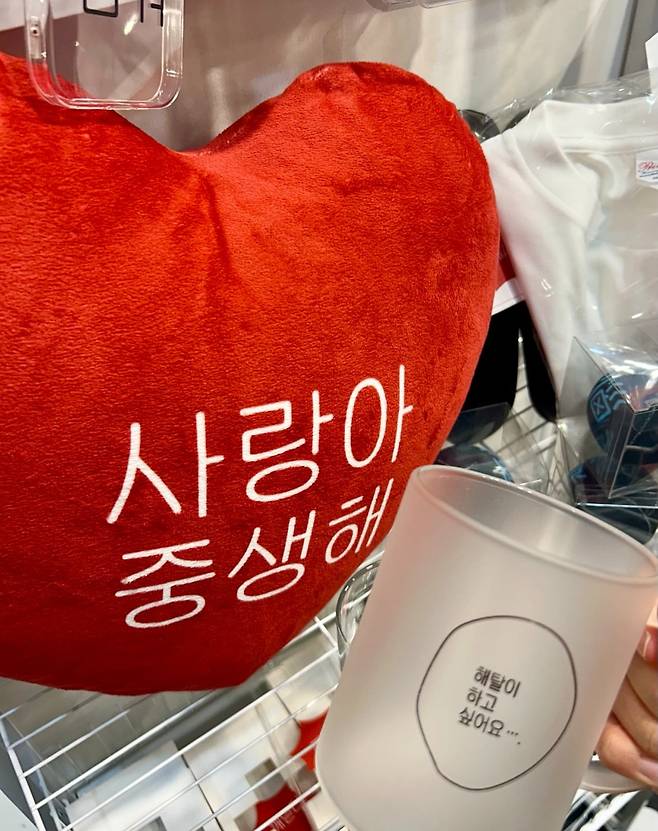 해탈컴퍼니 부스 속 '사랑아 중생해' 굿즈/사진=조수아 인턴기자
