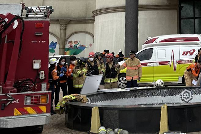 5일 오전 전남 완도군 완도읍 한 리조트에서 숙박객 14명이 두통과 어지럼증 등 가스중독 증상을 보여 소방 당국이 환자 이송을 준비하고 있다. 경찰과 소방 당국은 일산화탄소 중독에 의한 사고인 것으로 보고 정확한 경위를 조사 중이다. 연합뉴스