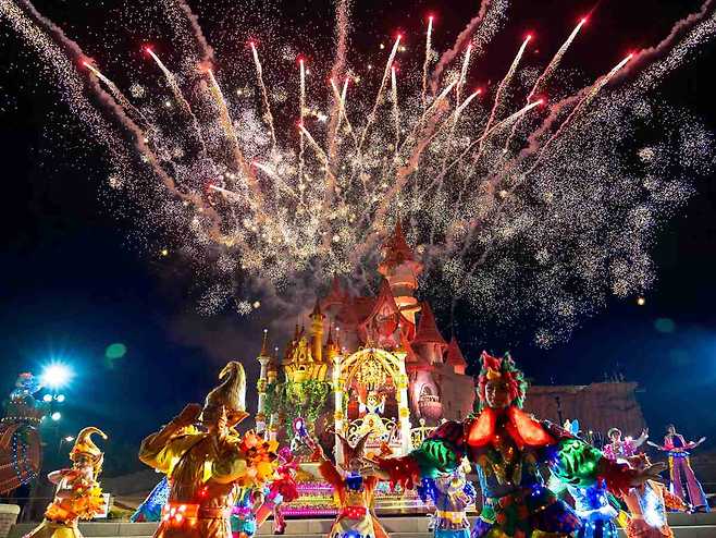 롯데월드 어드벤처 부산에서 어린이날 연휴를 맞아 진행된 불꽃놀이가 밤하늘을 수놓고 있다. 환상적인 퍼레이드와 어우러진 불꽃쇼는 연휴를 맞은 가족 관람객들에게 특별한 추억을 선사했다. 사진=롯데월드 어드벤처 부산