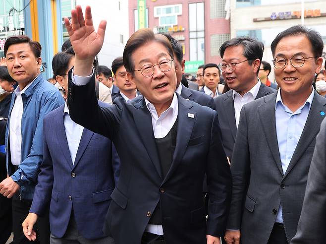 더불어민주당 이재명 대선 후보가 5일 경기도 양평군 양평물맑은시장에서 열린 '골목골목 경청투어'에서 시민들에게 인사하고 있다. / 사진=연합뉴스