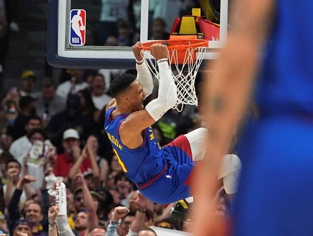 하이라이트는 4쿼터 중반에 있었다. 웨스트브룩은 이비차 주바치를 상대로 인터셉트 후 속공 투 핸드 덩크를 성공시켰다. 평범한 역습 성공이었지만 웨스트브룩은 달랐다. 그는 림에 매달려 오랜 시간 내려오지 않았다. 이후 테크니컬 파울을 받았음에도 오히려 세리머니를 펼치며 볼 아레나 분위기를 뜨겁게 했다. 덴버가 107-76, 31점차로 앞선 순간이었다. 사진=AP=연합뉴스