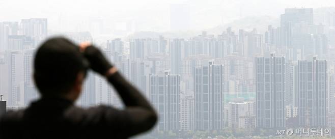 (서울=뉴스1) 박지혜 기자 = 금리 인하 기대감과 더불어 한때 토지거래 허가 구역이 해제되면서 1분기 서울 아파트 거래량이 약 2만 건에 육박한 것으로 나타났다. 28일 서울부동산정보광장에 따르면 지난 1분기(1∼3월) 서울 아파트 거래량은 1만9376건으로 집계됐다. 1분기 기준으로 지난 2021년 1분기(1만3799건) 이후 4년 만에 가장 많은 수준이다. 사진은 이날 서울 아파트단지 모습. 2025.4.28/뉴스1 Copyright (C) 뉴스1. All rights reserved. 무단 전재 및 재배포, AI학습 이용 금지. /사진=(서울=뉴스1) 박지혜 기자