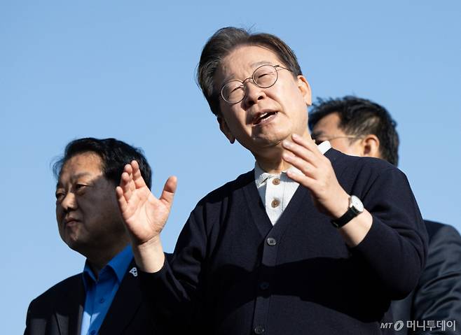 (제천=뉴스1) 이재명 기자 = '골목골목 경청투어 : 단양팔경편'에 나선 이재명 더불어민주당 대통령 후보가 4일 오후 충북 제춘구 의림지에서 연설을 하고 있다. 2025.5.4/뉴스1 Copyright (C) 뉴스1. All rights reserved. 무단 전재 및 재배포, AI학습 이용 금지. /사진=(제천=뉴스1) 이재명 기자