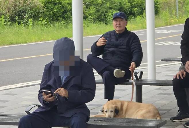 윤석열 전 대통령과 반려견의 모습./사진=온라인 커뮤니티 캡처