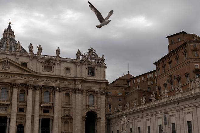 콘클라베와 새 교황 선출을 앞두고 바티칸 성 베드로 광장에서 시스티나 성당 지붕 위에 굴뚝이 설치돼 있다./사진=로이터