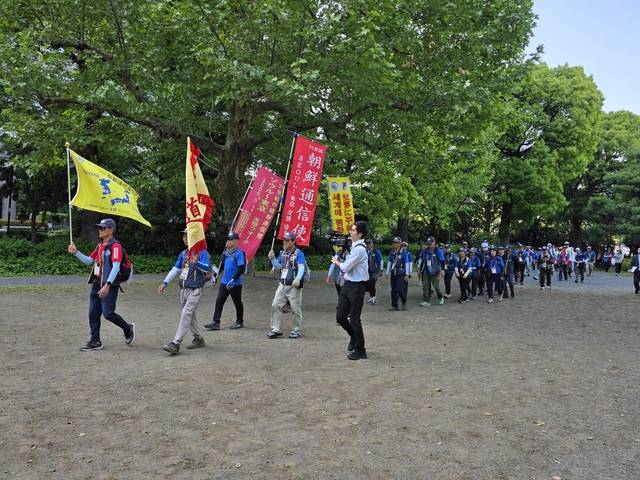 도쿄 히비야공원으로 들어서는 행렬.