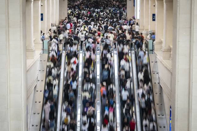 중국 노동절 연휴가 시작되는 1일 후베이성 우한의 한커우역이 사람들로 붐비고 있다. 신화통신 연합뉴스