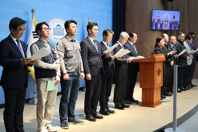 더불어민주당 문금주 의원 등 ‘내란 은폐 및 알박기 인사 저지 특별위원회’ 소속 의원들이 지난달 28일 서울 여의도 국회 소통관에서 공공기관운영위원회의 한국마사회장 인선안 등에 반대하며 ‘알박기 인사’ 중단을 촉구하고 있다.