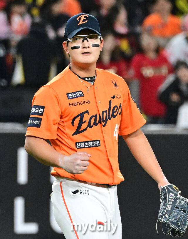 2025년 3월 28일 오후 대전 한화생명 볼파크에서 진행된 '2025 신한 SOL뱅크 KBO 리그' KIA 타이거즈와 한화 이글스의 경기.한화 김서현이 7-2로 승리한 뒤 기뻐하고 있다./마이데일리