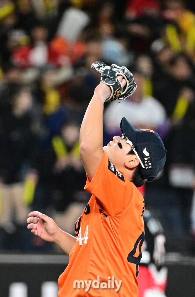 2025년 3월 28일 오후 대전 한화생명 볼파크에서 진행된 '2025 신한 SOL뱅크 KBO 리그' KIA 타이거즈와 한화 이글스의 경기.한화 김서현이 7-2로 승리한 뒤 기뻐하고 있다./마이데일리