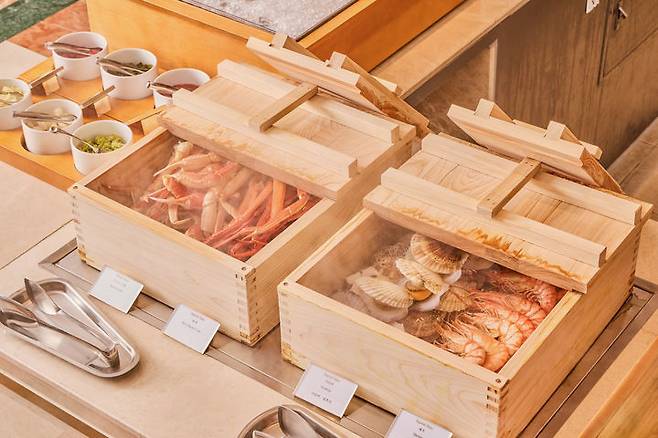 그랜드 머큐어 임피리얼 팰리스 서울 강남 '패밀리아'의 '오마카세 스테이션' 중 '찜 요리 섹션' *재판매 및 DB 금지