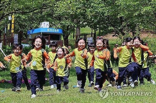 아이 앞에선 가급적 술 마시지 마세요! (인천=연합뉴스) 임순석 기자 = 어린이날 연휴를 사흘 앞둔 29일 인천 부평구 원적산공원에서 야외학습 나온 어린이들이 즐거워하며 달리고 있다. 2025.4.29 soonseok02@yna.co.kr