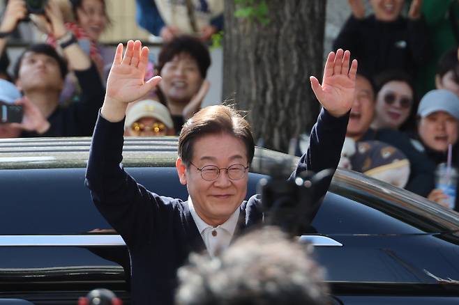 더불어민주당 이재명 대선 후보가 '골목골목 경청투어' : 단양8경편'에 나선 4일 강원도 영월군 영월서부시장에서 강원 내륙 주민들에게 인사하고 있다. 연합뉴스