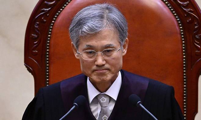 조희대 대법원장이 지난 1일 서울 서초구 대법원 대법정에서 이재명 더불어민주당 대선 후보의 공직선거법 위반 사건 상고심 선고를 준비하며 입술을 다물고 있다. 뉴시스