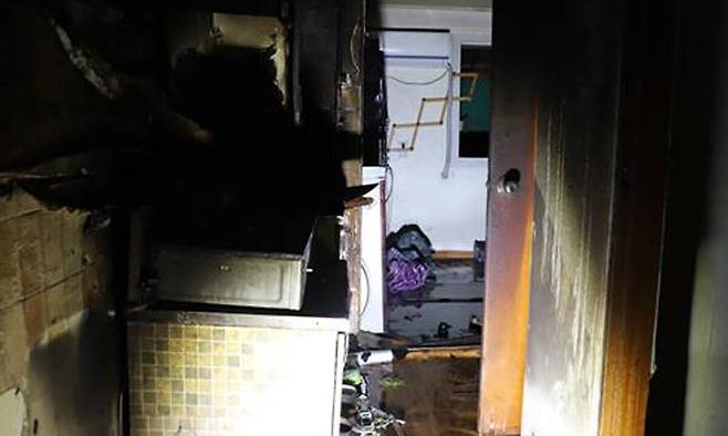 충북 충주시 한 여인숙에서 불이나 가재도구 등이 검게 그을렸다. 충주소방서 제공