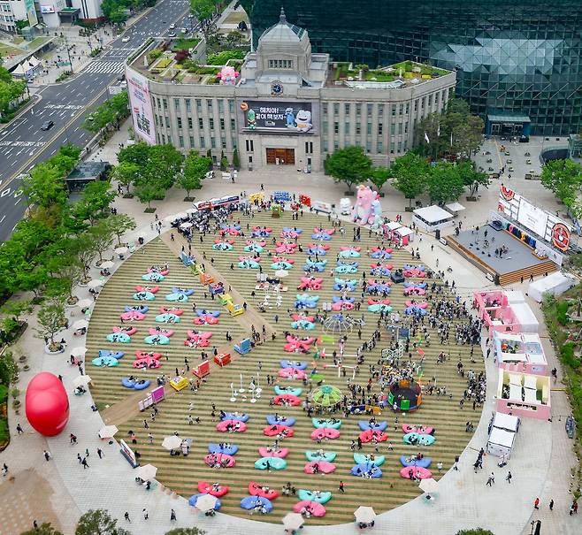 부처님오신날이자 어린이날인 5일 서울 중구 서울광장에서 책읽는 서울광장이 열린 가운데 시민과 관광객들이 광장을 방문하고 있다.