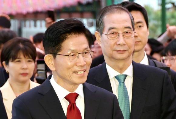 김문수(왼쪽) 국민의힘 대선 후보와 한덕수(오른쪽) 무소속 대선 예비후보가 5일 서울 종로구 조계사에서 열린 부처님오신날 봉축법요식에 참석하고 있다. 2025.5.5 대통령실통신사진기자단