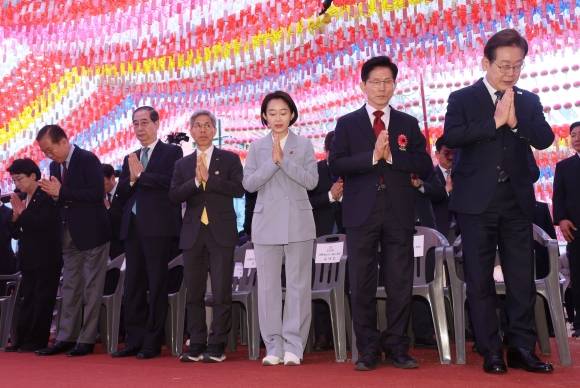 5일 서울 종로구 조계사에서 열린 불기 2569년 부처님오신날 봉축법요식에 참석한 대선 후보와 정당 정치인들이 합장하고 있다. 오른쪽부터 이재명 더불어민주당 대선 후보, 김문수 국민의힘 대선 후보, 김재연 진보당 대선 후보, 권영국 정의당 대선 후보, 한덕수 무소속 대선 예비후보, 권영세 국민의힘 비상대책위원장, 김선민 조국혁신당 대표 권한대행. 2025.5.5 연합뉴스