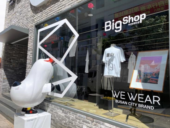 부산 브랜드샵 어스아워스 팝업 존, 부산 예술가 작품새긴 티셔츠가 전시 판매된다/부산 디자인진흥원 제공