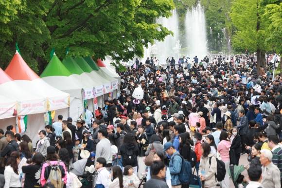 어린이날인 5일 서울 광진구 어린이대공원을 찾은 시민들. 연합뉴스