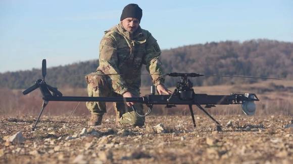 독일 바이에른주 호헨펠스 훈련장에서 진행된 훈련에서 미 육군 제10산악사단 소속 병사가 미 방산업체 안두릴 인더스트리스社의 신형 정찰 드론 ‘고스트-X’를 시연하고 있다. 사진 제공=미 육군