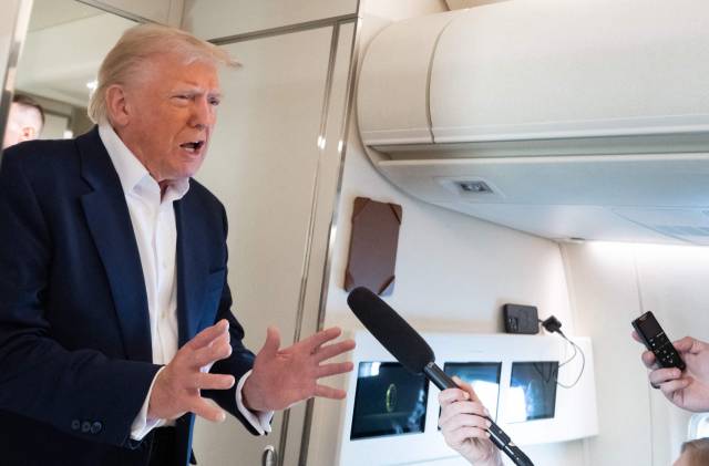 도널드 트럼프 미 대통령이 4일(현지 시간) 마러라고에서 워싱턴으로 돌아오는 에어포스원에서 기자들의 질문에 답하고 있다. AFP연합뉴스