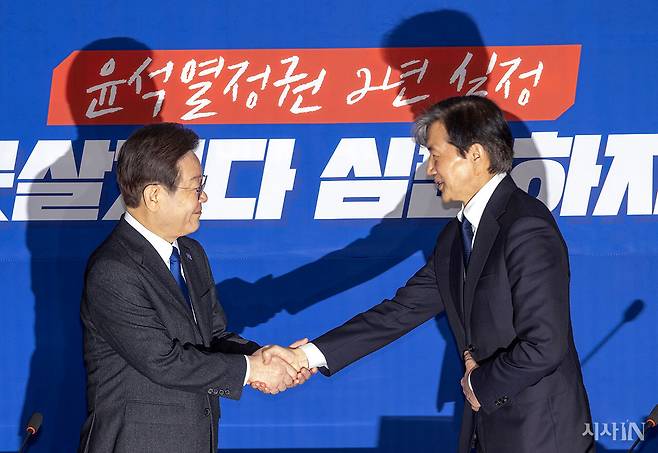 더불어민주당 이재명 대표가 2024년 4월5일 국회 당대표회의실에서 취임 인사차 예방한 조국혁신당 조국 대표와 악수하고 있다. ⓒ시사IN 조남진