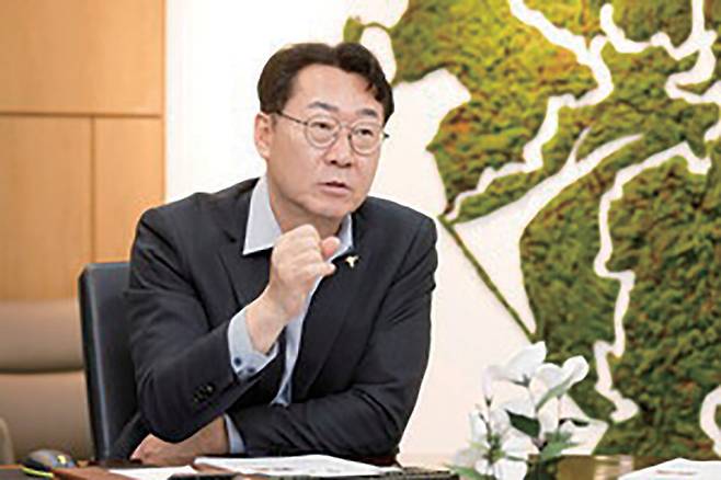 정명근 화성시장이 4월28일 시사저널과 인터뷰를 하고 있다. ⓒ화성시 제공