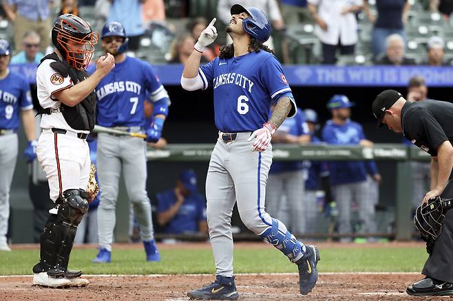 캔자스시티 조너선 인디아가 5일 볼티모어전에서 5회 솔로홈런을 친 뒤 세리머니 하고 있다. AP연합뉴스