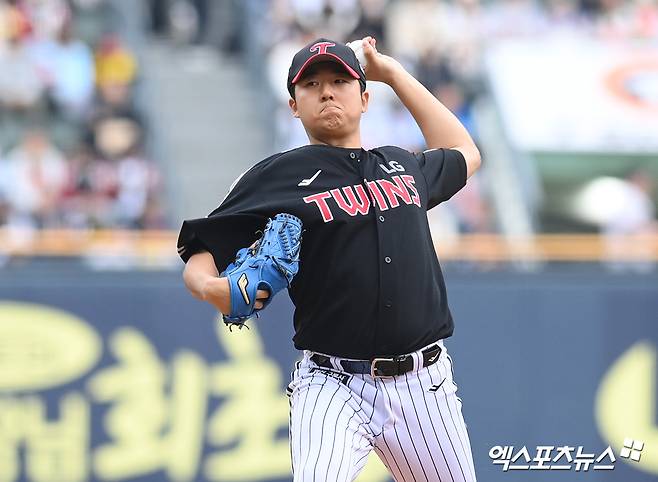 LG 트윈스 좌완 영건 송승기가 5일 서울 잠실야구장에서 열린 2025 신한 SOL Bank KBO리그 두산 베어스와의 팀 간 4차전에 선발등판, 6이닝 4실점으로 패전의 멍에를 썼다. 사진 고아라 기자