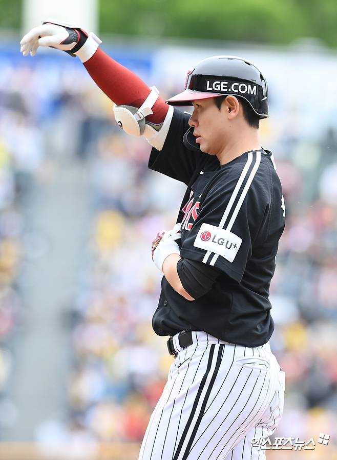 LG 트윈스 외야수 홍창기가 5일 서울 잠실야구장에서 열린 2025 신한 SOL Bank KBO리그 두산 베어스와의 팀 간 4차전에서 7회초 우전 안타를 기록한 뒤 세리머니를 하고 있다. 사진 고아라 기자