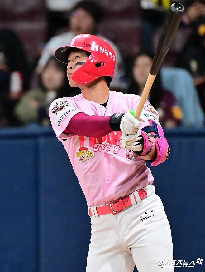 5일 오후 서울 구로구 고척스카이돔에서 열린 '2025 신한 SOL Bank KBO리그' KIA 타이거즈와 키움 히어로즈의 경기, 2회초 1사 만루 KIA 박찬호가 2타점 적시타를 날리고 있다. 고척, 김한준 기자