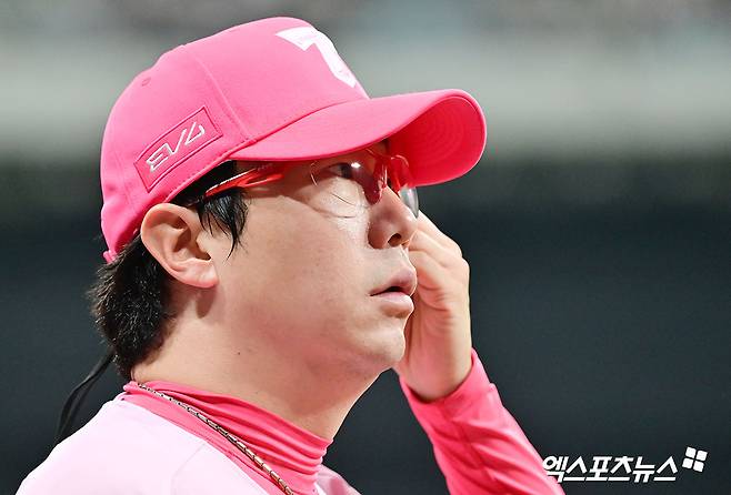 5일 오후 서울 구로구 고척스카이돔에서 열린 '2025 신한 SOL Bank KBO리그' KIA 타이거즈와 키움 히어로즈의 경기, 5회초 KIA 선발투수 양현종이 몸을 풀고 있다. 고척, 김한준 기자