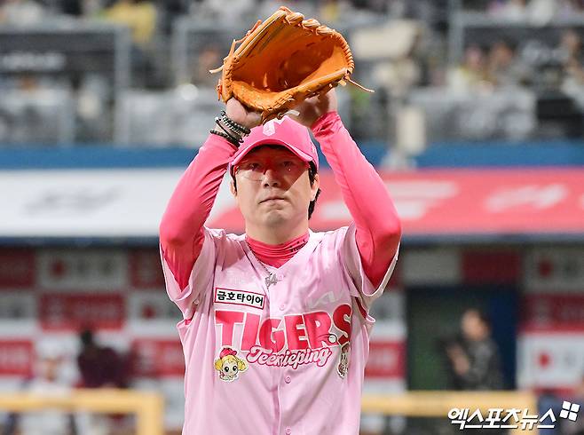 5일 오후 서울 구로구 고척스카이돔에서 열린 '2025 신한 SOL Bank KBO리그' KIA 타이거즈와 키움 히어로즈의 경기, 6회말 수비를 마친 KIA 양현종이 관중석을 향해 인사를 하고 있다. 고척, 김한준 기자
