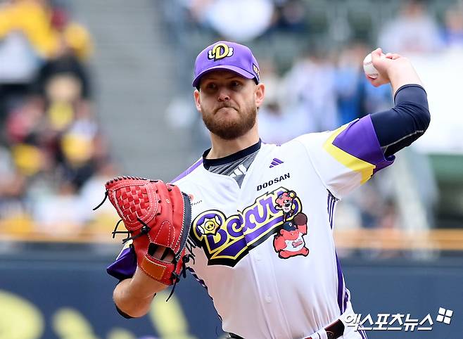 두산 베어스 외국인 투수 콜어빈이 5일 서울 잠실야구장에서 열린 2025 신한 SOL Bank KBO리그 LG 트윈스와의 팀 간 4차전에 선발등판, 6이닝 1실점 호투로 승리투수가 됐다. 사진 고아라 기자