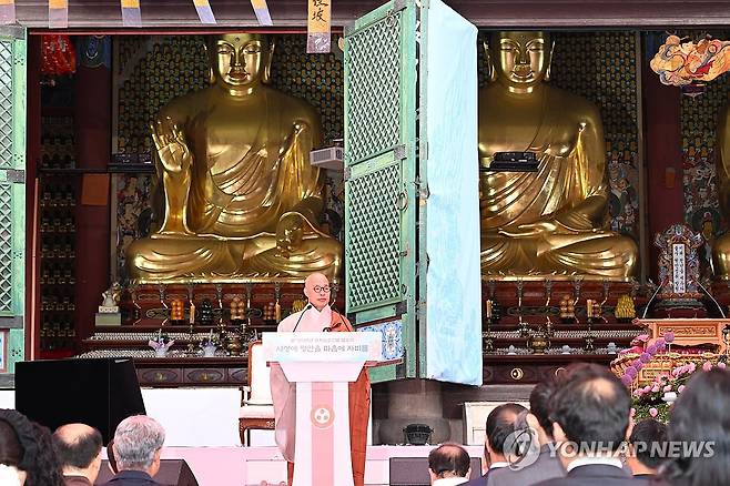 조계종 총무원장 진우스님 봉축사 (서울=연합뉴스) 한상균 기자 = 조계종 총무원장 진우스님이 5일 서울 종로구 조계사에서 열린 불기 2569년 부처님오신날 봉축법요식에서 봉축사를 하고 있다. 2025.5.5 xyz@yna.co.kr
