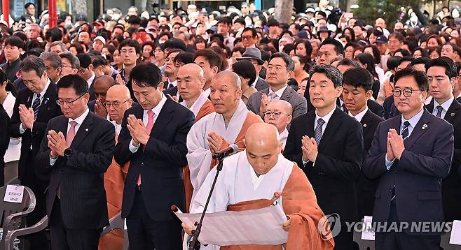 합장하는 이주호 권한대행 (서울=연합뉴스) 한상균 기자 = 이주호 대통령 권한대행 부총리 겸 교육부 장관이 5일 서울 종로구 조계사에서 열린 불기 2569년 부처님오신날 봉축법요식에서 우원식 국회의장, 오세훈 서울시장 등 참석자들과 함께 합장하고 있다. 2025.5.5 xyz@yna.co.kr