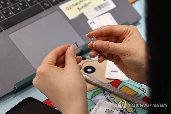 SK텔레콤, 오늘부터 유심 무료 교체 (서울=연합뉴스) 서대연 기자 = 가입자 유심(USIM) 정보를 탈취당한 SK텔레콤이 유심 무료교체 서비스를 시작한 28일 서울 시내 한 SKT 대리점에서 직원이 유심 교체를 하고 있다. 2025.4.28 dwise@yna.co.kr