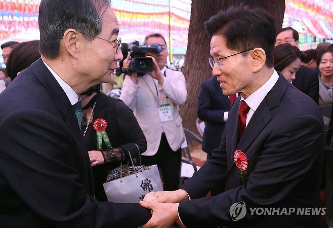 봉축법요식 마치며 인사하는 김문수 대선 후보와 한덕수 대선 예비후보 (서울=연합뉴스) 한상균 기자 = 국민의힘 김문수 대선 후보(오른쪽)와 무소속 한덕수 대선 예비후보가 5일 서울 종로구 조계사에서 열린 불기 2569년 부처님오신날 봉축법요식을 마친 뒤 악수하고 있다. 2025.5.5 xyz@yna.co.kr