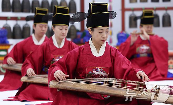 서울 서초구 국립국악원에서 열린 2025 정악단 정기공연 '행악과 보허자 - 하늘과 땅의 걸음' 제작발표회에서 취타 공연이 펼쳐지고 있다. 실제 왕이 궁을 나서고 돌아오는 과정을 다채로운 연주를 통해 재현한 '행악과 보허자 - 하늘과 땅의 걸음'은 3월 13일, 14일 이틀 간 국립국악원 예악당에서 진행된다. 2025.2.25/뉴스1 ⓒ News1 김성진 기자